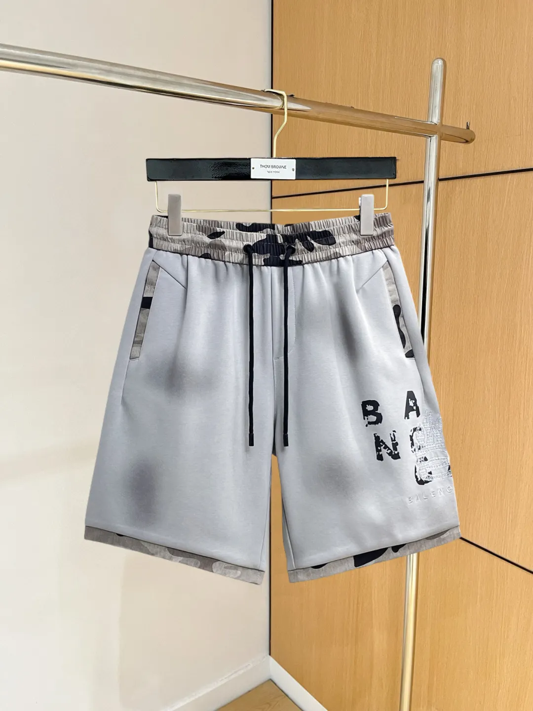 Balenciaga's three-standard complete 2026 summer New Arrival men's casual shorts, advanced custom-made Breathable fabric, Breathable fabric, extremely stretchy and comfortable, impeccable details, top-grade accessories, original logo design concept, delicate and soft feel! The upper body fit is awesome! Size: M-XXXL Please state your height and weight when ordering